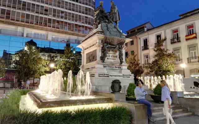 Plaza Isabel la Catolica Granada