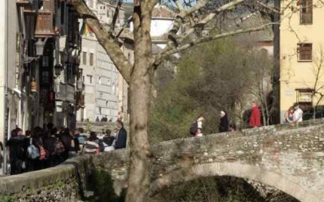 Walk along the Darro river